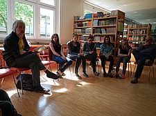 Foto des Vortragenden Ludwig Laher mit SchülerInnen